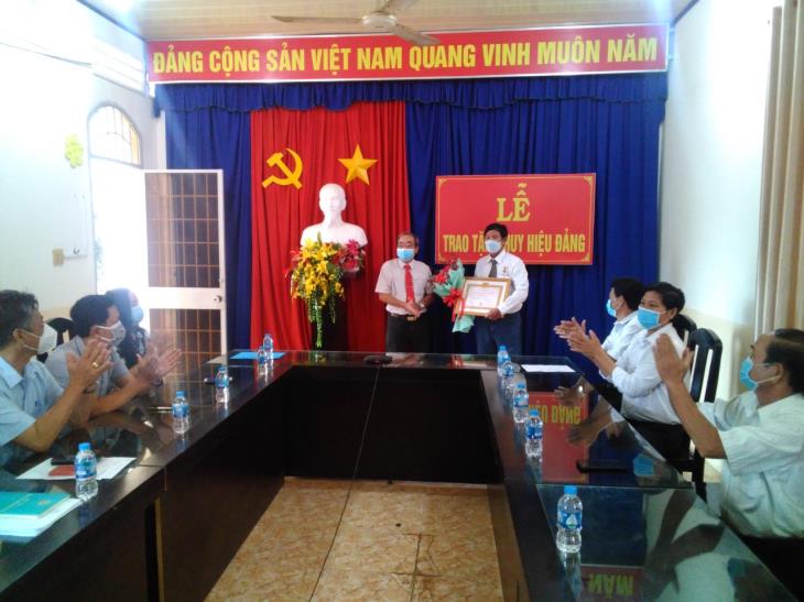 Đảng bộ xã Trường Đông tổ chức Lễ trao tặng huy hiệu 40 năm tuổi đảng